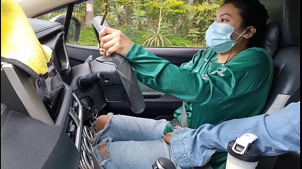 Gadis Pengemudi Grab Asia menawarkan tip uang kepada Penumpang untuk Bercinta