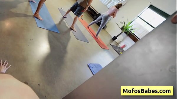 Pelacur remaja berdada pirang mengisap dan ayam besar sialan selama sesi yoga – Lindsey Lakes, Johnny Love