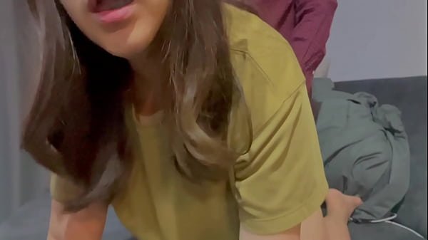 Sialan seorang gadis dengan kawat gigi, lucu sekali, dia mengerang keras.