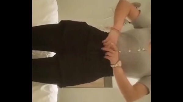 Saya meniduri istri anak saya di hotel. Istrinya sangat seksi.