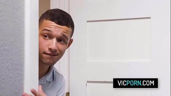 Saudara tirinya yang seksi, Vienna Black, memergoki saudara tirinya sedang menyentak bra ibu tirinya