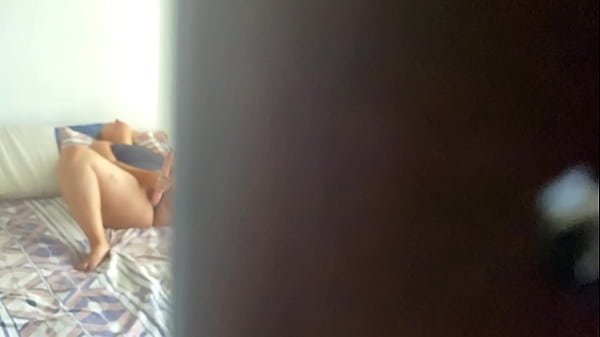 Saya menemukan sahabat saya sedang melakukan masturbasi dengan dildo ganda dan saya bergabung