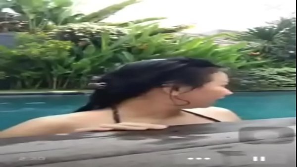 Orang Indonesia bercinta di kolam renang saat live