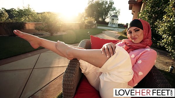 JOI Kaki Menggoda dengan Sophia Leone
