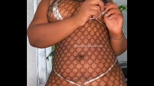 Permainan vagina yang diminyaki dengan bikini mikro