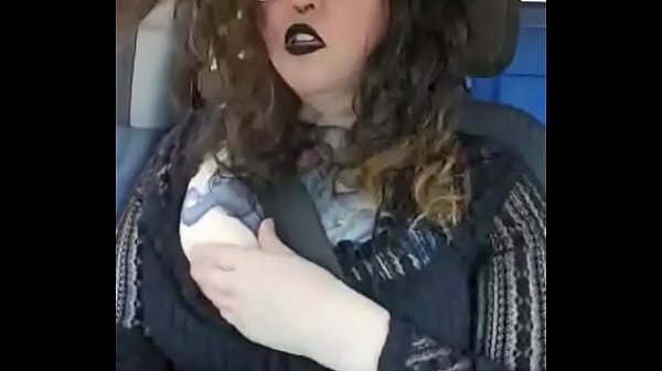 Siren Marie bermain dengan dirinya sendiri dan turun dengan mobilnya